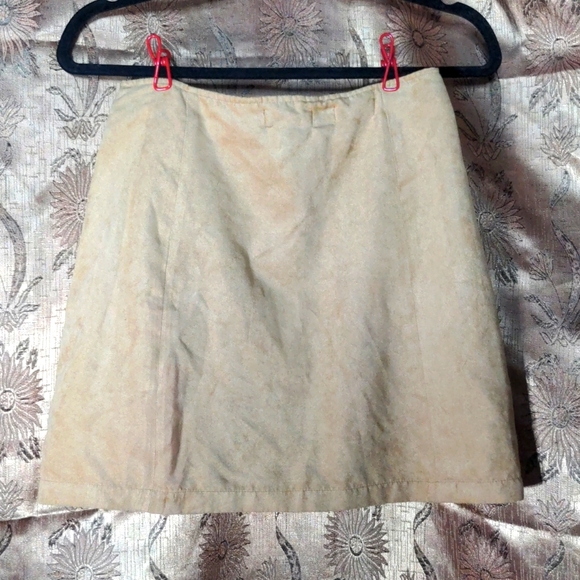 Light faux-suede mini skirt - Picture 2 of 3